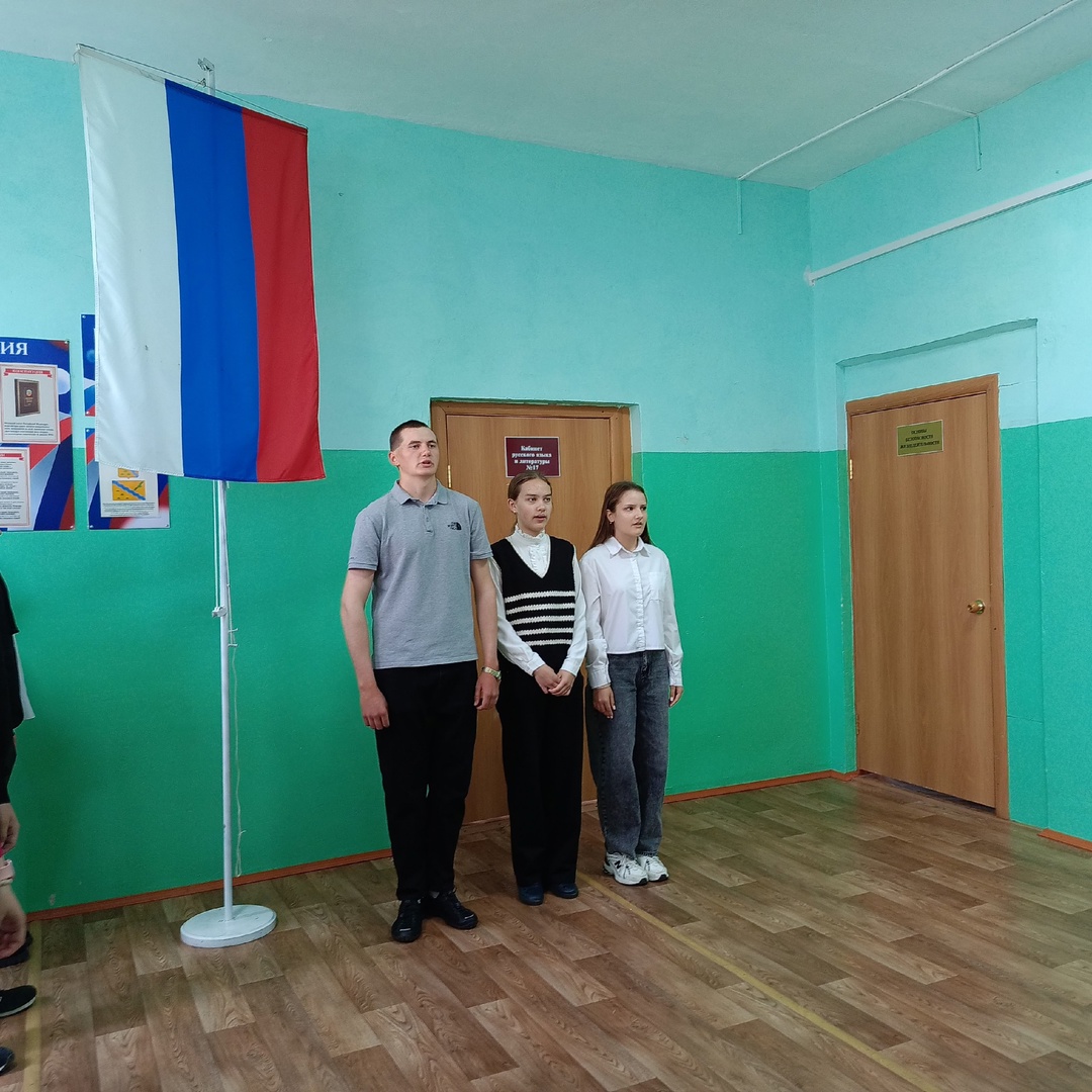 Еженедельная торжественная церемония поднятия флага Российской Федерации и исполнения Гимна России..